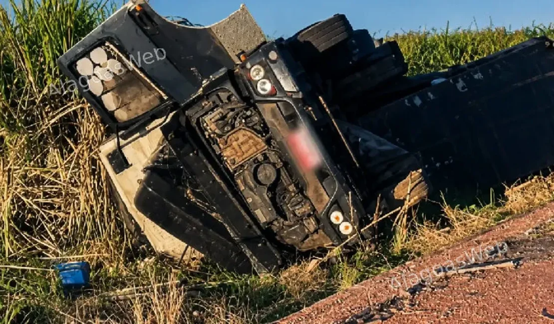 Motorista fica ferido em tombamento de caminhão em São Miguel dos Campos