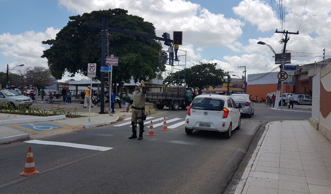 Trânsito na rotatória da Praça Lions recebe melhorias da SMTT Arapiraca