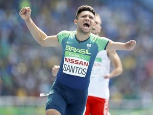 Petrucio Ferreira bate novo recorde mundial e fatura ouro nos 100 m rasos