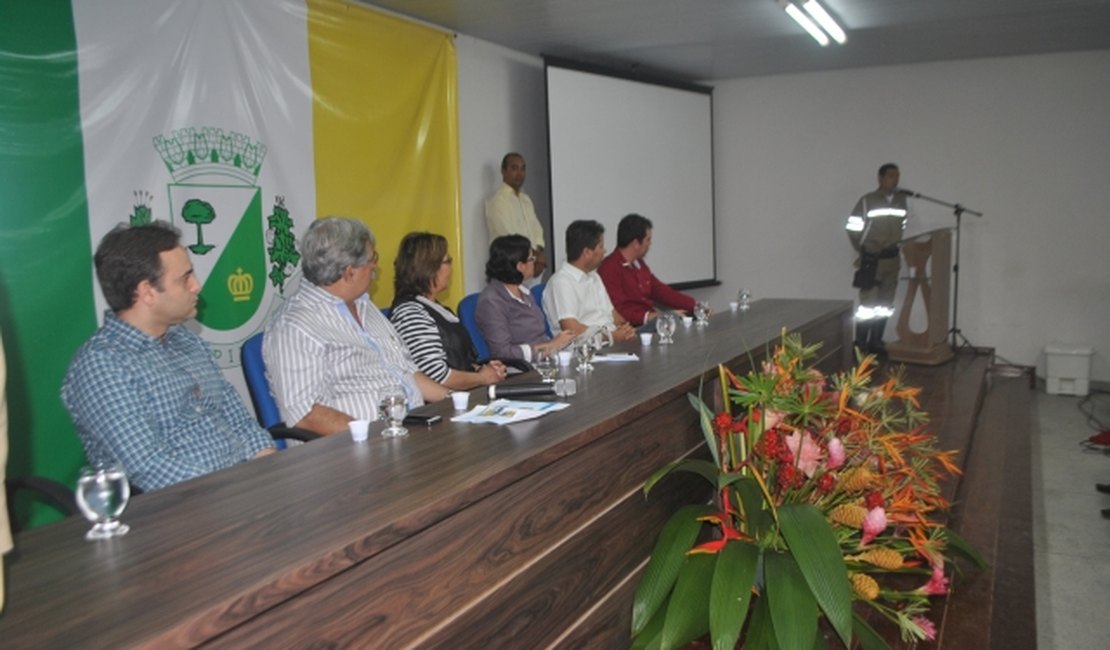 Célia entrega novo uniforme aos agentes de trânsito de Arapiraca