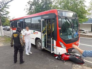 Motocicleta vai parar embaixo de ônibus após acidente na Av. Fernandes Lima