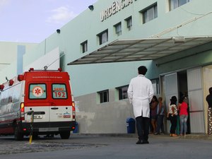 Três pessoas ficam feridas após carro invadir a contramão e bater em poste