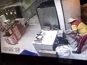 Vídeo: assaltantes rendem funcionários e roubam sacos cheios de celulares 