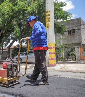 Mais de 100 ruas são beneficiadas com operação tapa-buraco