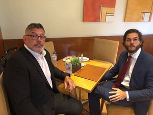 Túlio Gadêlha posa com Alexandre Frota após processá-lo