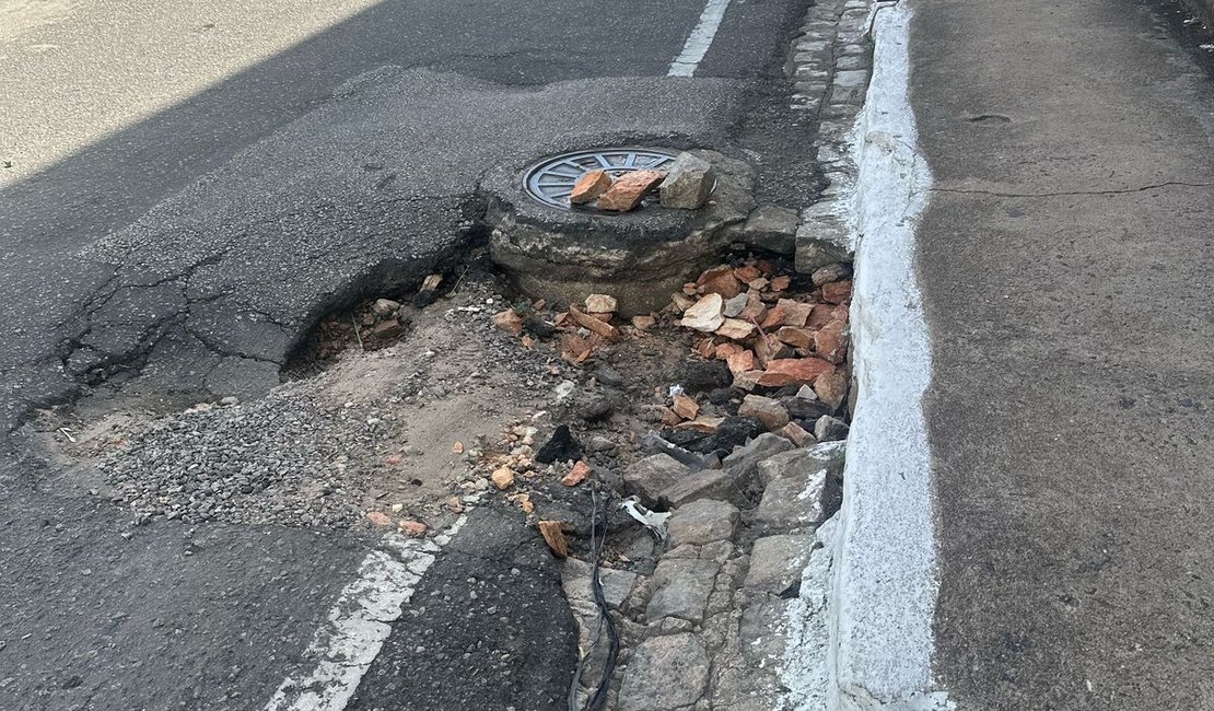 Ladeira esburacada tem causado acidentes com motociclistas no centro de Arapiraca