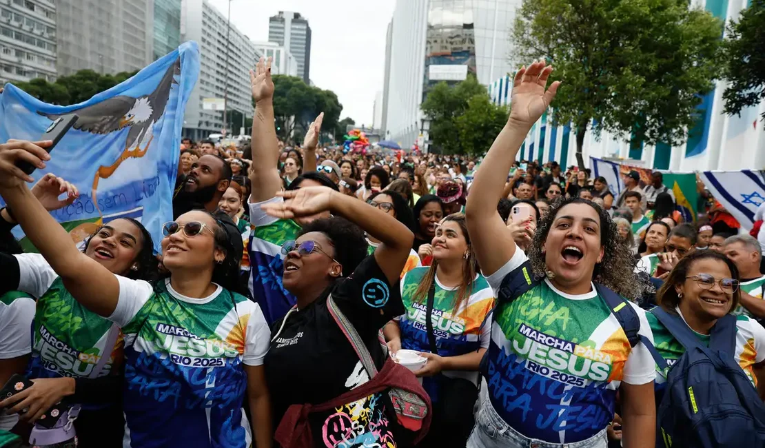 Evangélicos crescem e representam mais de um quarto da população