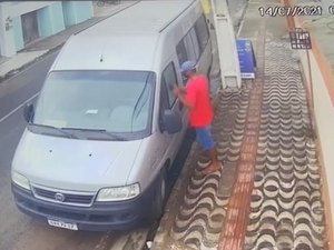 [Vídeo] Em 50 segundos, homem arromba van e furta objetos em Arapiraca