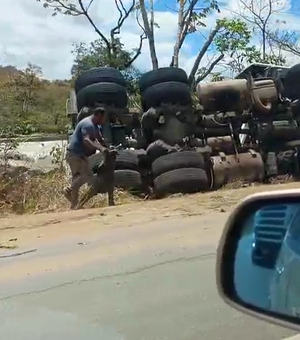 [Vídeo] Caminhão carregado de cimento tomba na BR-101, em Teotônio Vilela