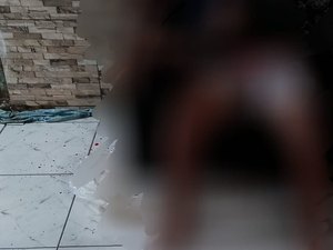 Homem é assassinado a tiros dentro de casa por dois indivíduos encapuzados no Jacintinho