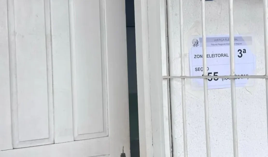 Mesário é orientado a deixar local de votação para trocar de camisa em Maceió