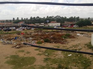Toneladas de lixo são acumuladas em terreno por trás do  Cras da Primavera