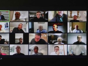 Homem nu aparece em reunião de Bolsonaro com empresários