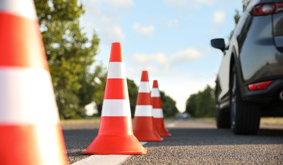 Autoescola é condenada a devolver dinheiro e pagar indenização após lesar 55 alunos em Maceió
