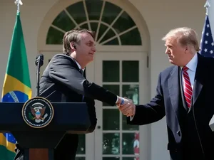 Trump volta a defender Bolsonaro nas redes sociais: 'Caça às bruxas!!!'