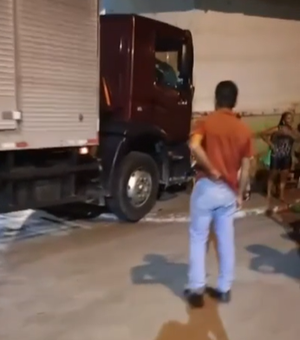 Caminhão Baú desgovernado atinge duas motos estacionadas no Centro de Arapiraca