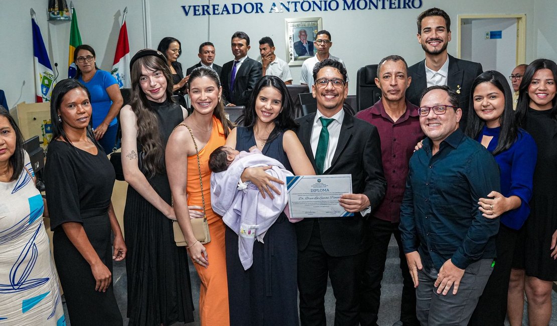 Juiz Bruce Lee recebe título de cidadão honorário de Piranhas