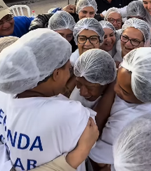 Merendeira é homenageada por equipe de escola em despedida