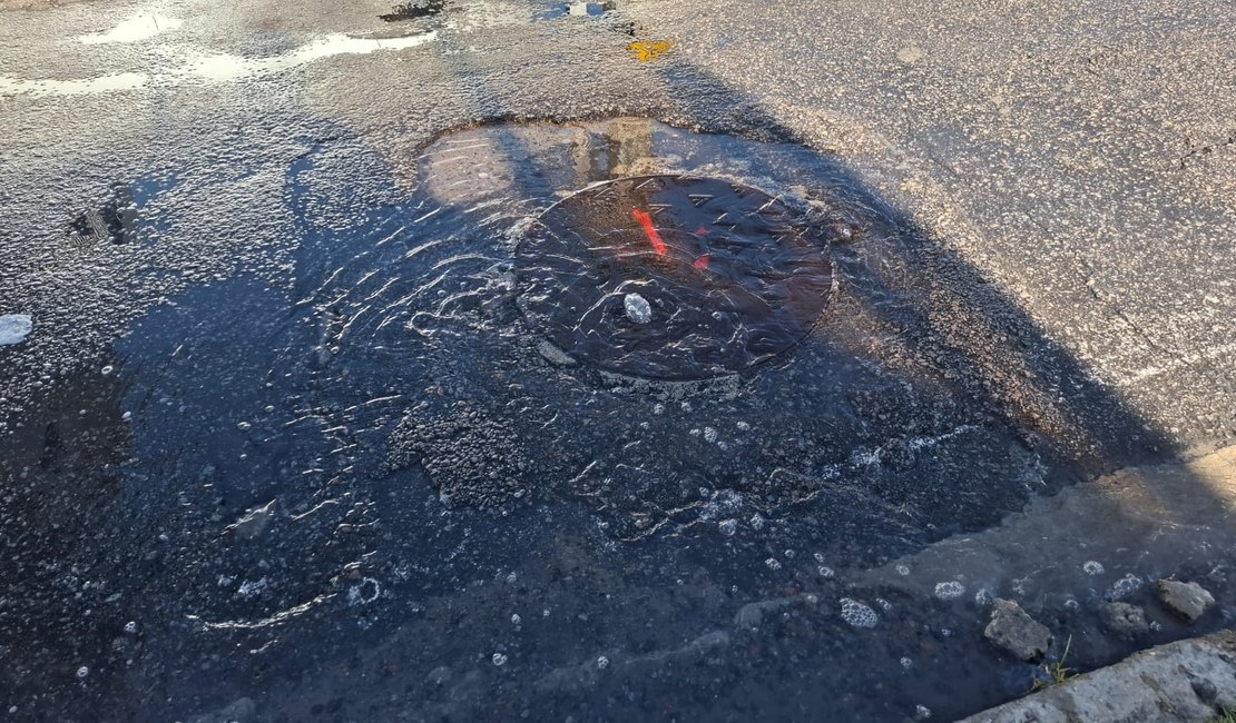 Moradores denunciam vazamento de água na Jatiúca; este é o 2º caso na semana