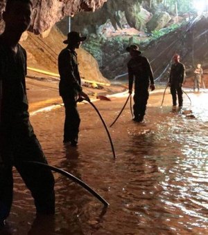 Meninos começam a sair de caverna na Tailândia