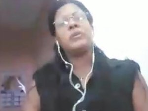  Coronavírus: 'Não pude escolher caixão, levar rosas', diz profissional de saúde sobre enterro do pai