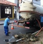 Casal realiza reparo das redes de esgoto de ruas no Prado e na Jatiúca