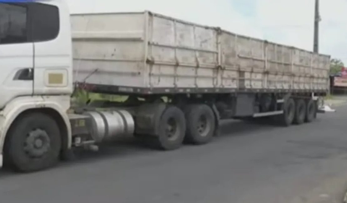 Ciclista morre após ser atropelada e esmagada por carreta no Eustáquio Gomes, em Maceió