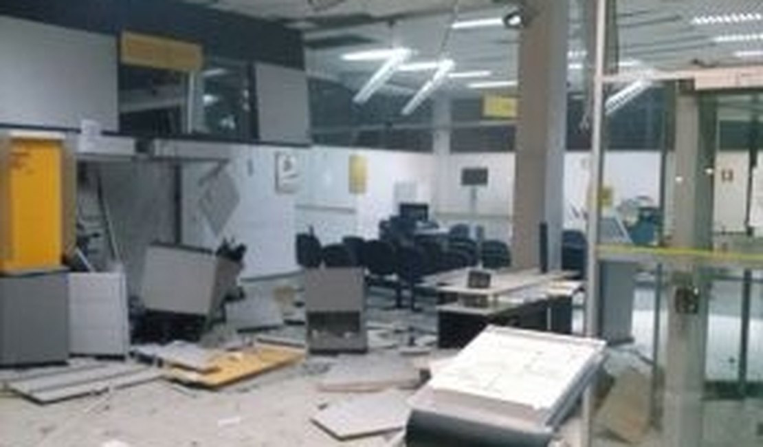 Bandidos explodem caixas eletrônicos no BB de Propriá