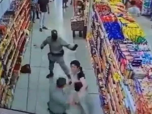Mulher se recusa a usar máscara em mercado, saca faca e morde PM em Goiás