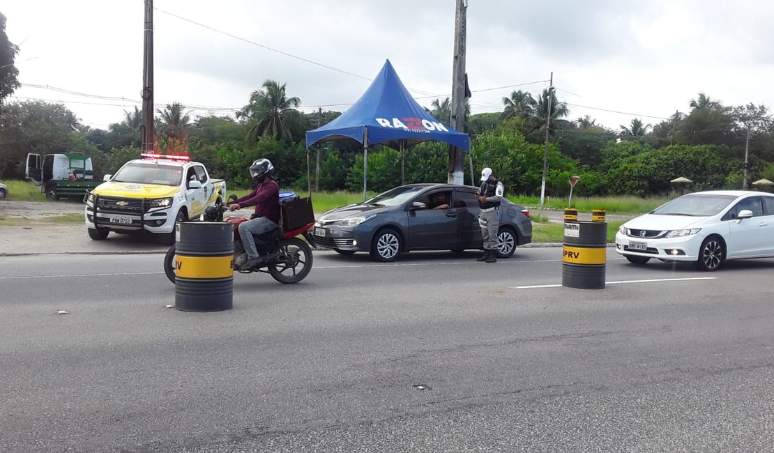 BPRV realiza Blitz, aborda mais de 100 veículos e flagra irregularidades na AL 101 Sul