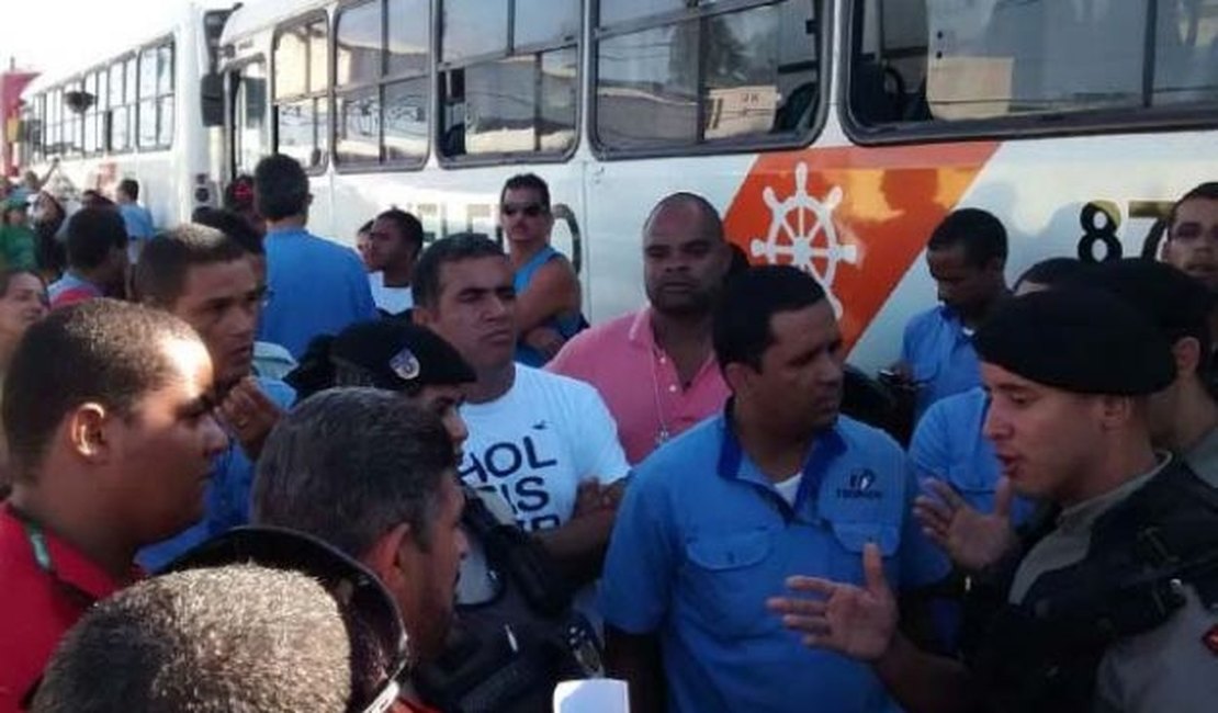 Rodoviários aceitam liberar ônibus da Veleiro que circulam em Maceió