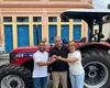 Alfredo Gaspar entrega caminhão frigorífico e trator para Viçosa
