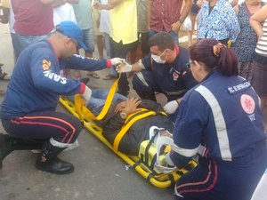 Colisão entre taxi e moto deixa homem ferido no Centro de Arapiraca