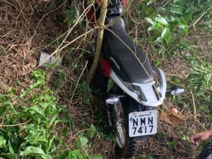 Polícia Militar recupera moto roubada abandonada em matagal