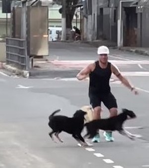 [Vídeo] Cachorros impedem corredor de finalizar percurso e momento viraliza