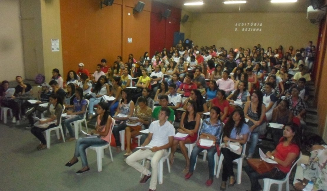 [Vídeo] Estudantes de escolas públicas participam de aulão beneficente na Uneal