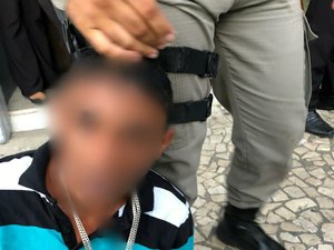 Homem é detido por populares após roubar moto no centro de Arapiraca