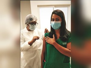 Funcionários do Hospital Regional do Norte comemoram vacinação