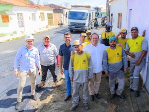 Luciano Barbosa acompanha serviços de recapeamento no bairro Cacimbas