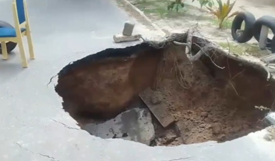 Cratera se abre e toma quase toda a rua perto da antiga Avenida Amélia Rosa, em Maceió