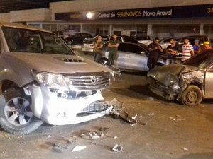 Motorista causa acidente ao perder controle de veículo