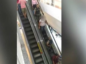Homem é flagrado em relação sexual com adolescente em shopping