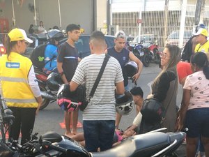 Colisão entre carro e moto deixa mulher ferida no Jacintinho