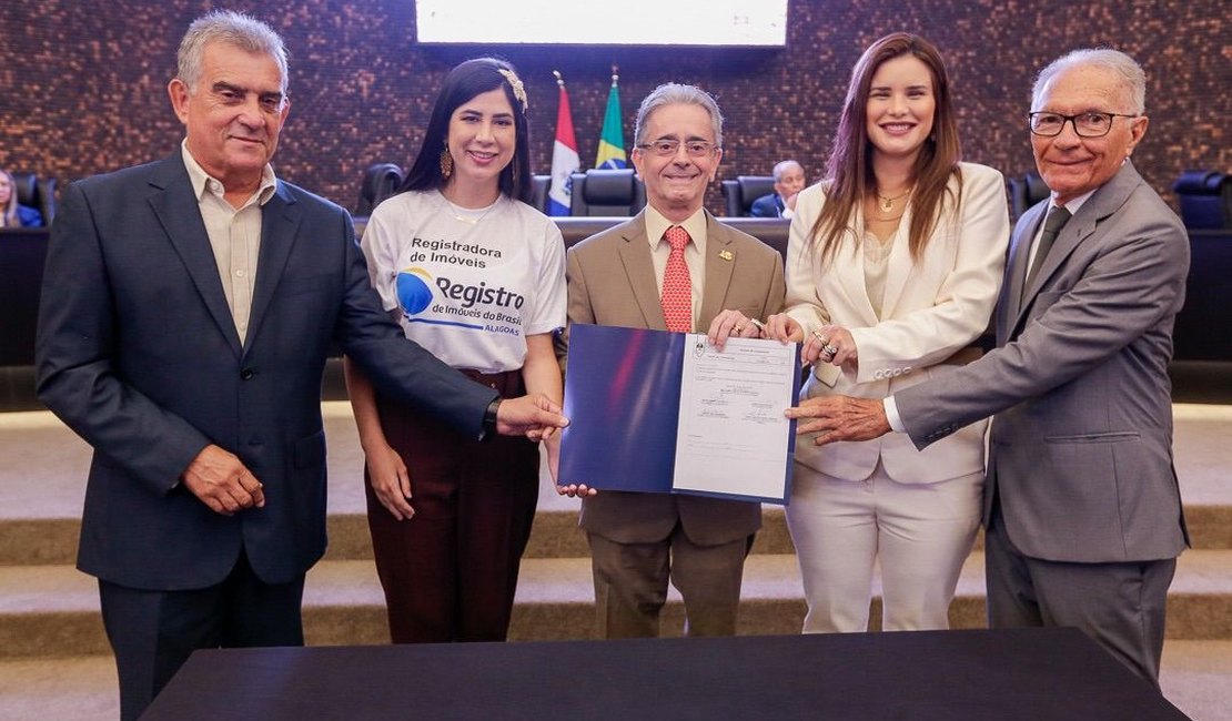 Prefeita Ceci assina adesão de Atalaia ao Programa Moradia Legal