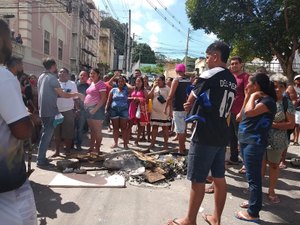 Após estragos deixado pelas chuvas, moradores protestam no Centro de Maceió