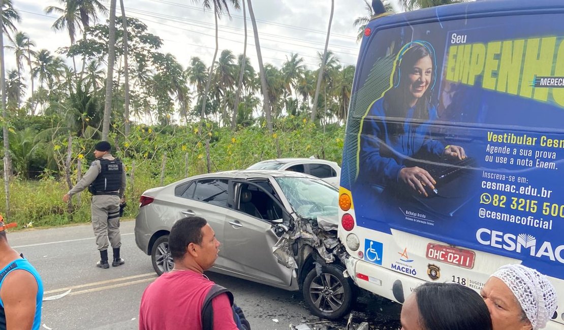 Motociclista tenta desviar de acidente com ônibus, cai e fica ferido na AL-101 Norte