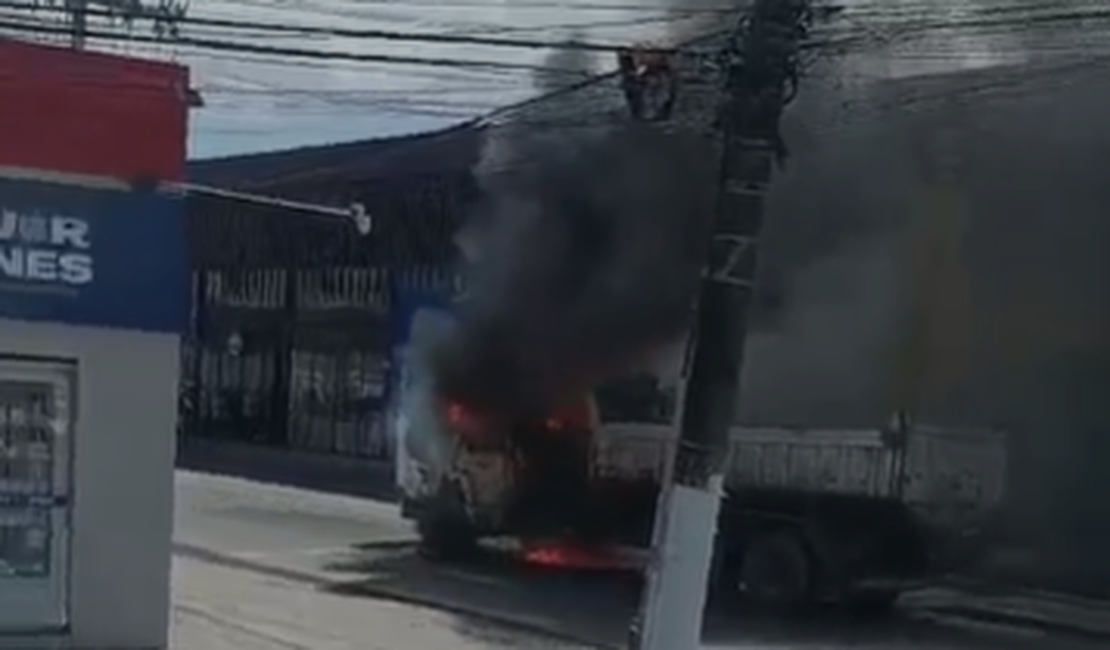 Caçamba é destruída por incêndio no bairro Tabuleiro do Martins, em Maceió