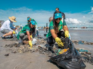 Projeto Praia Limpa faz mutirão de limpeza na Ponta Verde, neste sábado (15)