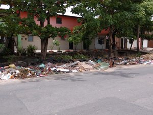 Moradores realizam descarte irregular de lixo em rua no Prado