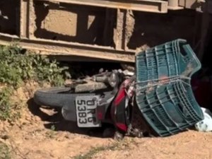 Acidente com micro-ônibus escolar provoca morte de motociclista e deixa três feridos em Piranhas